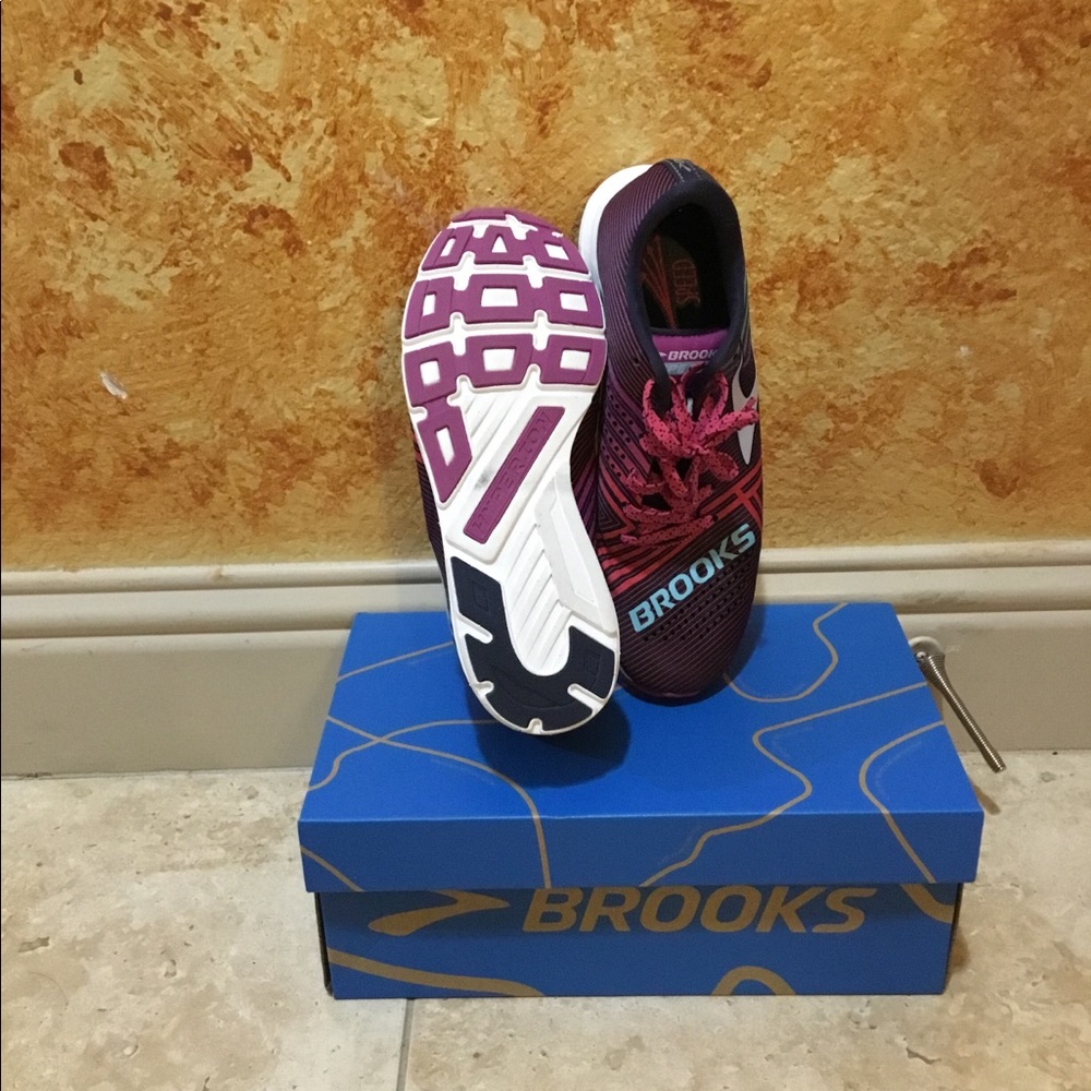 Brooks Hyperion Running Light Weight Shoeslike New - image 2